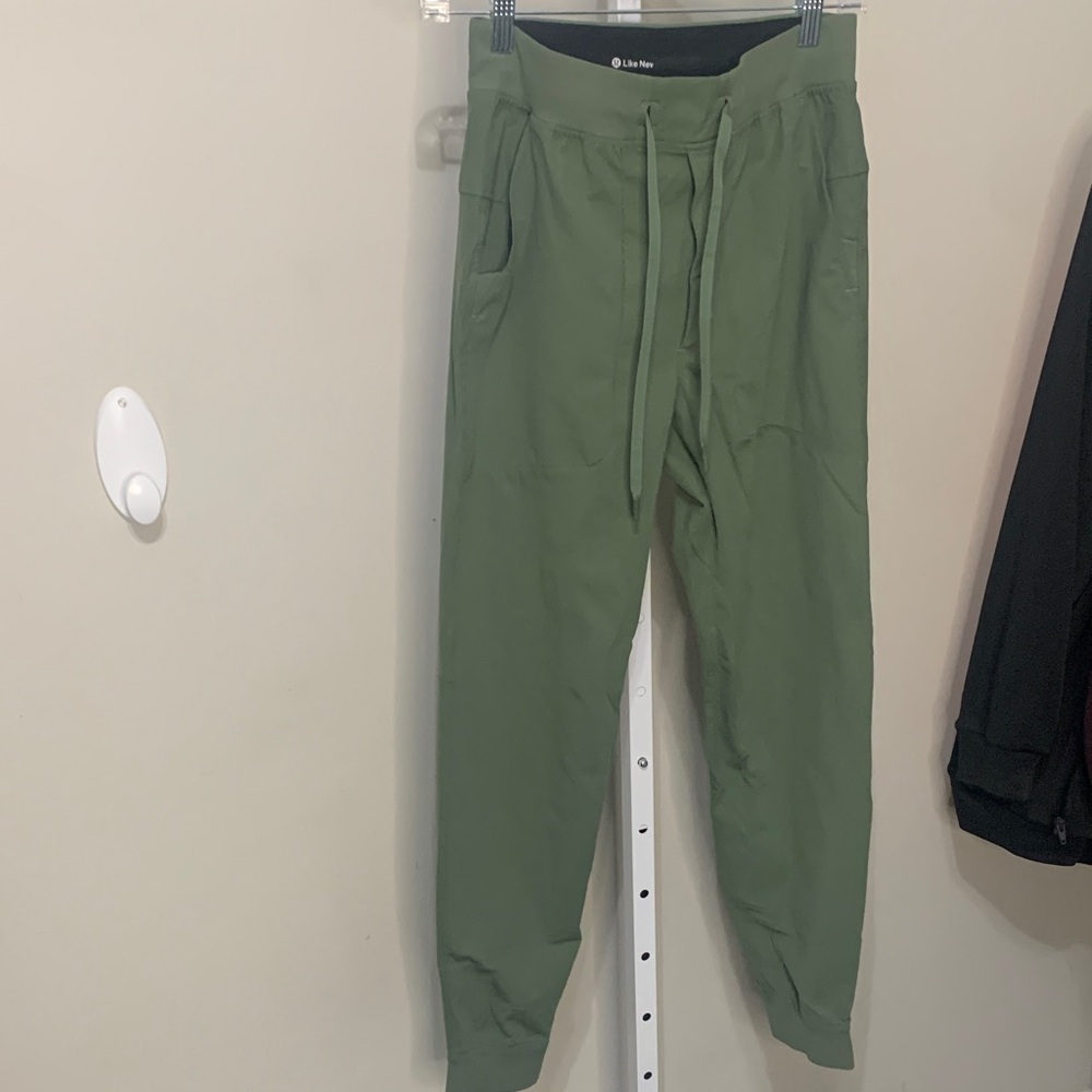 Lululemon like new mens ABC jogger in green twill small